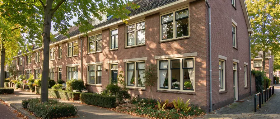 Kleinschalig Nederlands appartementencomplex met twee woonlagen en verzorgde gezamenlijke gevel in Zeist
